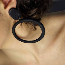 Load image into Gallery viewer, Hoop Earrings E140 black