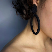 Load image into Gallery viewer, Hoop Earrings E140 black