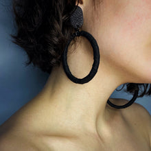 Load image into Gallery viewer, Hoop Earrings E140 black