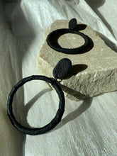 Load image into Gallery viewer, Hoop Earrings E140 black
