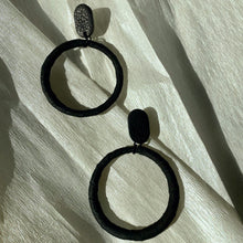Load image into Gallery viewer, Hoop Earrings E140 black
