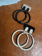Load image into Gallery viewer, Hoop Earrings E140 black