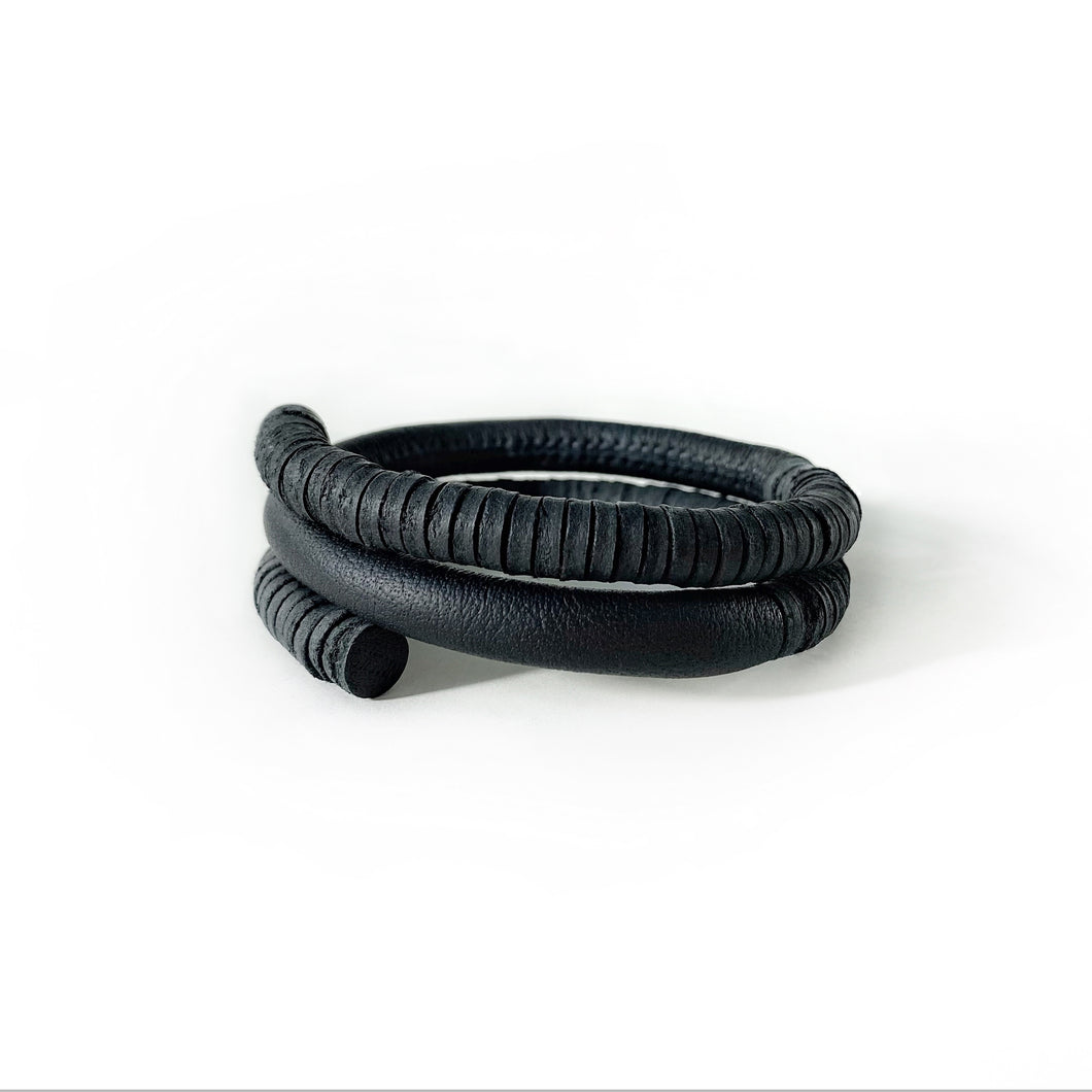 Unisex leather bracelet carefully and ethically handcrafted from leather scraps, modern and stylish men and women bracelet